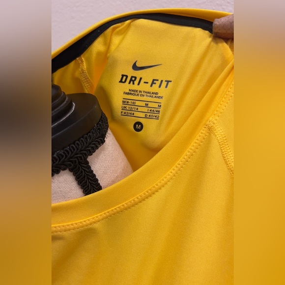 Preowned Nike lives strong black track jacket with hood size M & yellow t shirt - Picture 12 of 13